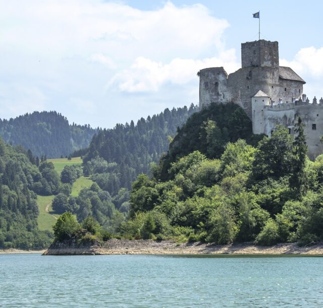 castle-ruins-1479649_1280